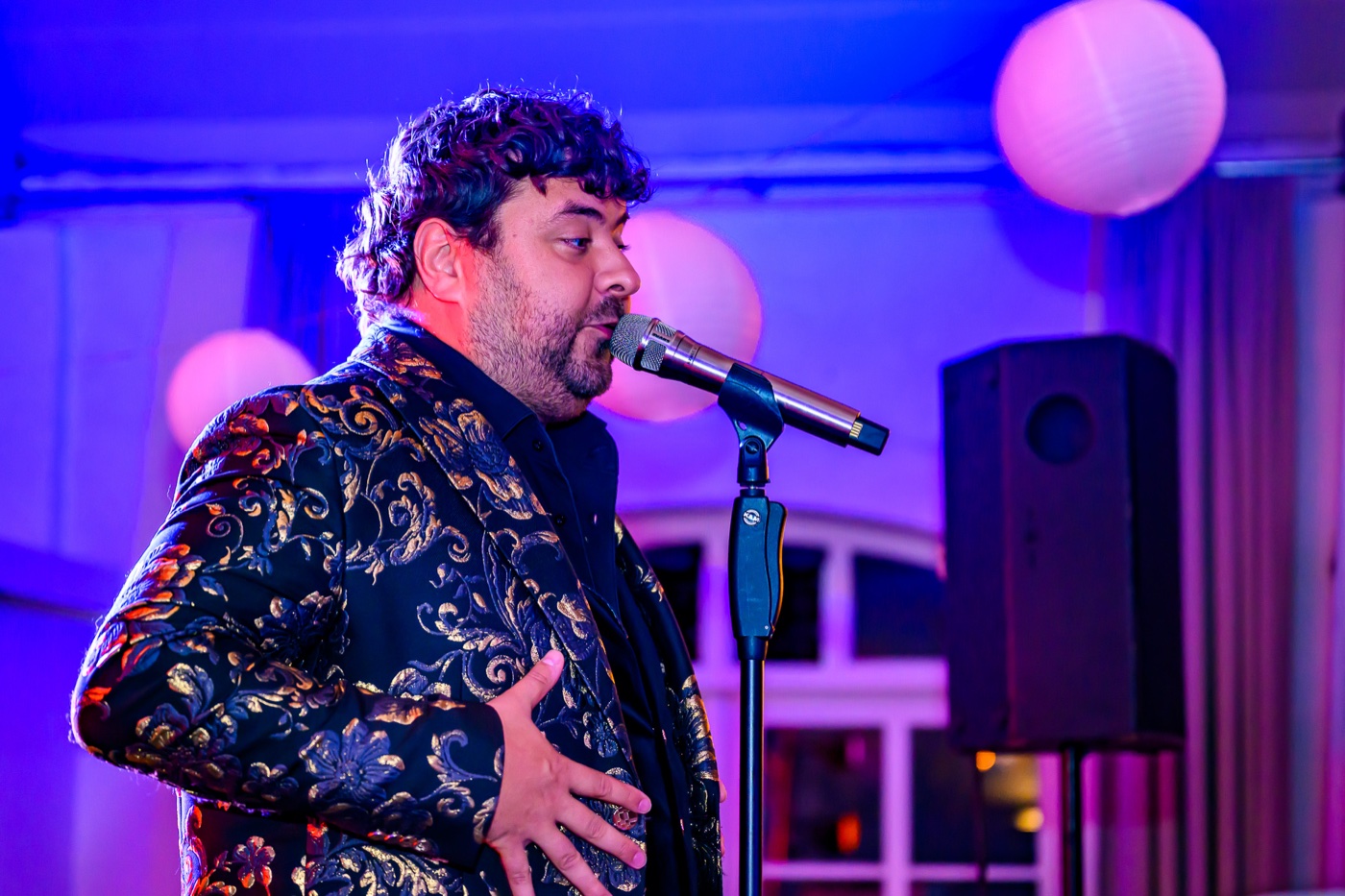 Davey van der Sluis zingend aan de microfoon