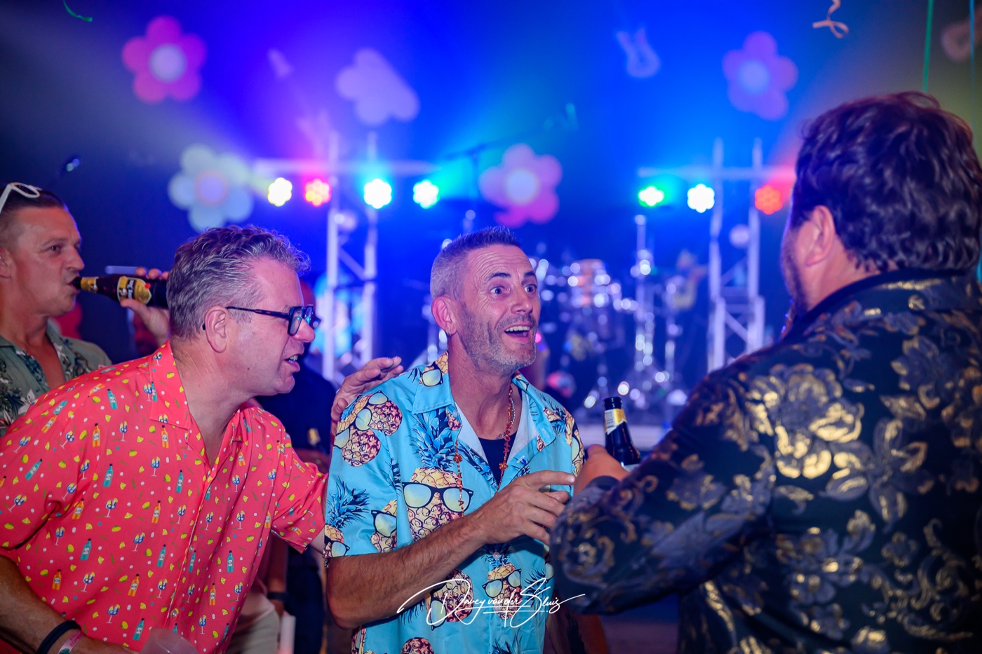 Davey van der Sluis — interactie met publiek in de feesttent