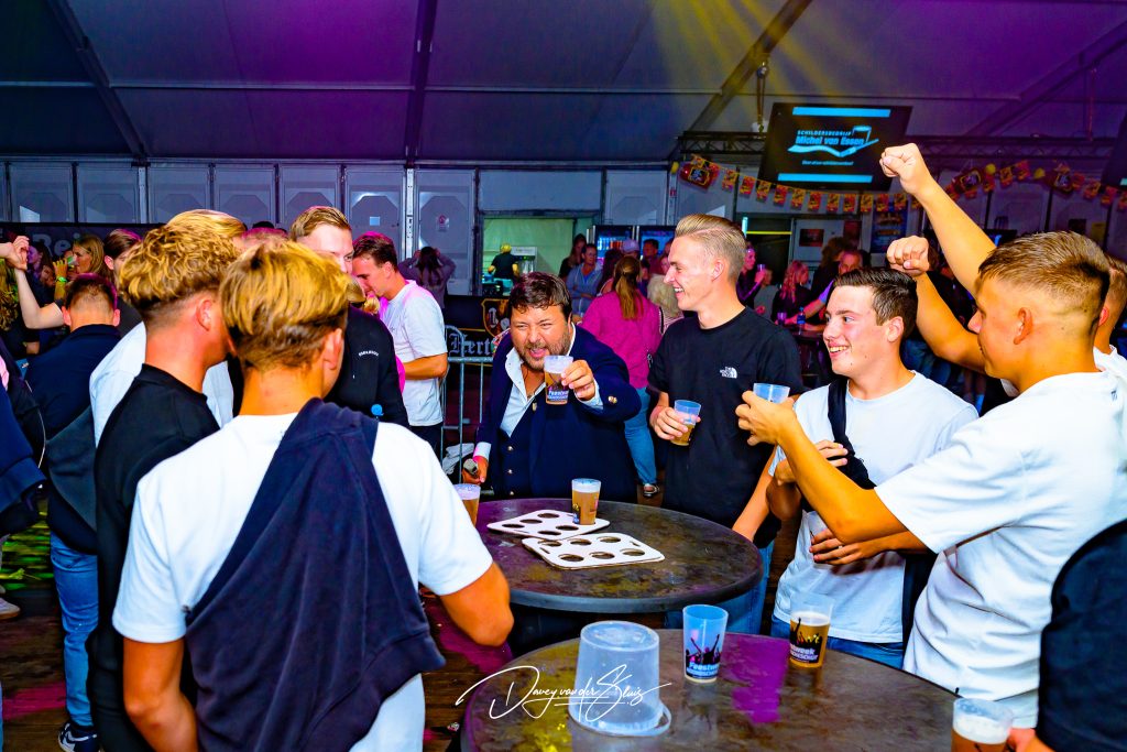 Davey van der Sluis optredend in een feesttent