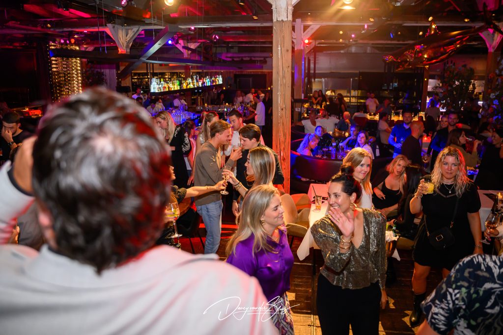 Davey van der Sluis als entertainer tijdens een dinnershow